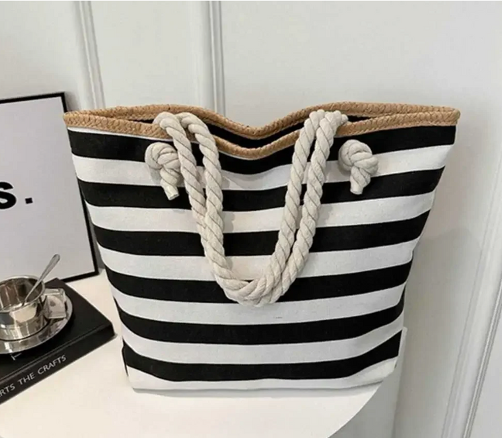 Sac de plage chic pour femme, accessoire élégant pour l'été et les vacances, doté d'une fermeture éclair pratique.