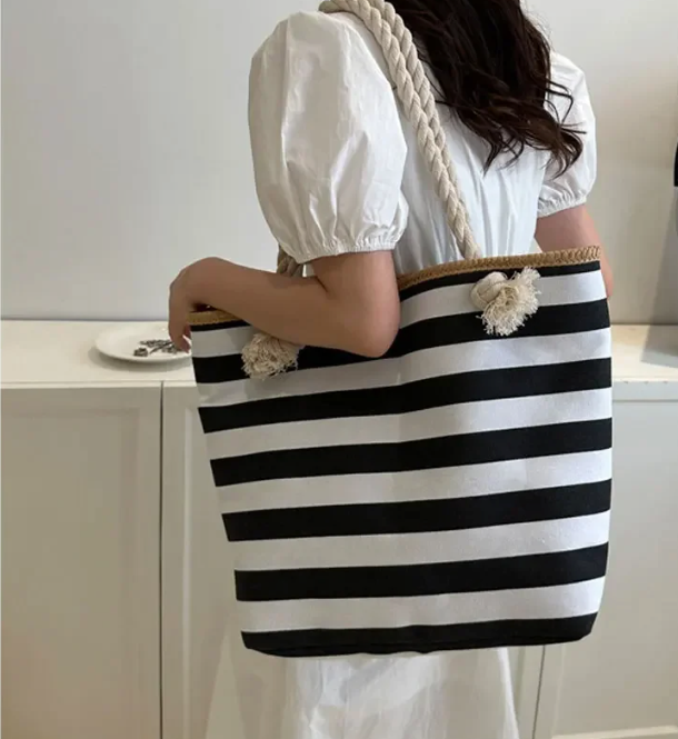 Sac de plage femme avec fermeture éclair, grand et fonctionnel, en toile canvas style marin pour l'été.