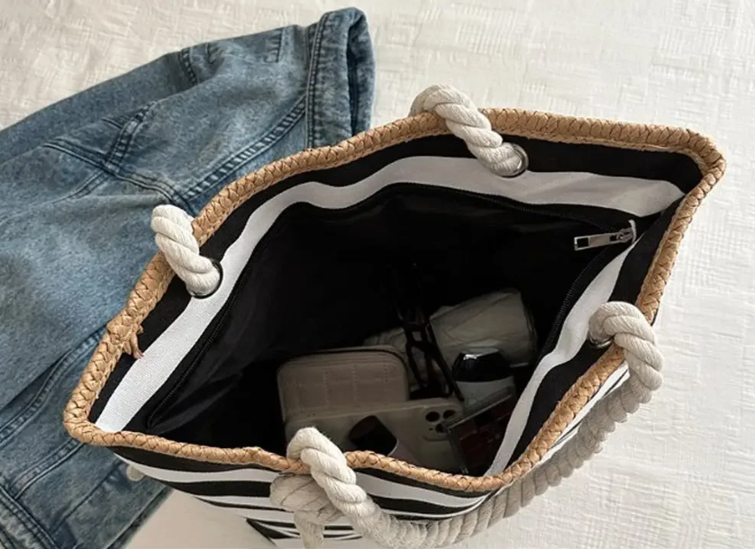 Sac de plage femme élégant en toile canvas, avec fermeture éclair, pour un style marin parfait en été et vacances.