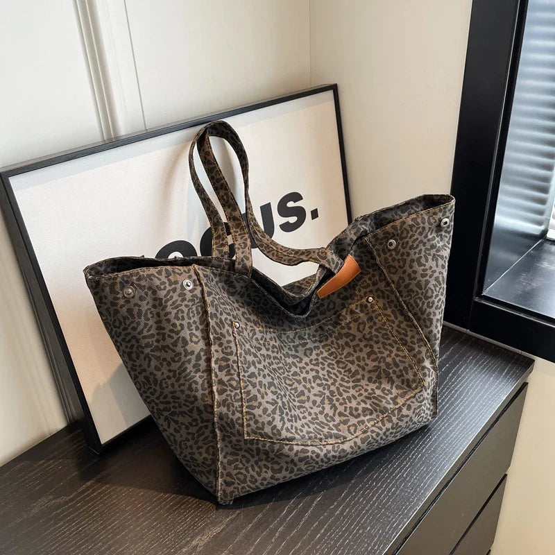 Sac de plage léopard femme en toile, grand et élégant, parfait pour l'été et les vacances.