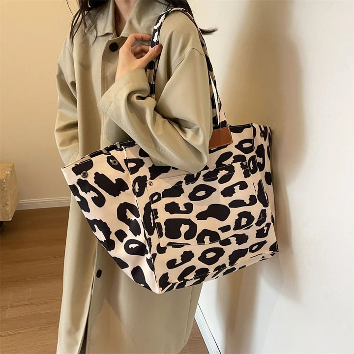 Grand sac de plage léopard chic en toile, essentiel pour un style estival femme élégant.