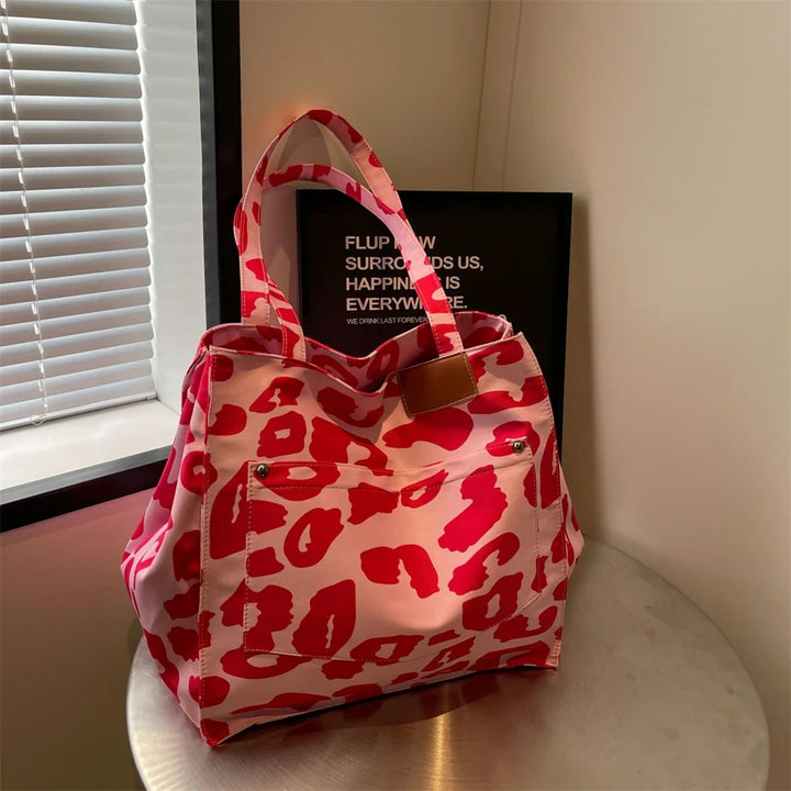 Sac de plage femme léopard audacieux, grand cabas mode pour un été stylé et organisé.
