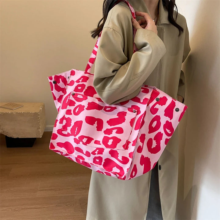 Sac de plage léopard grand format pour femme, idéal pour transporter toutes vos affaires de vacances.