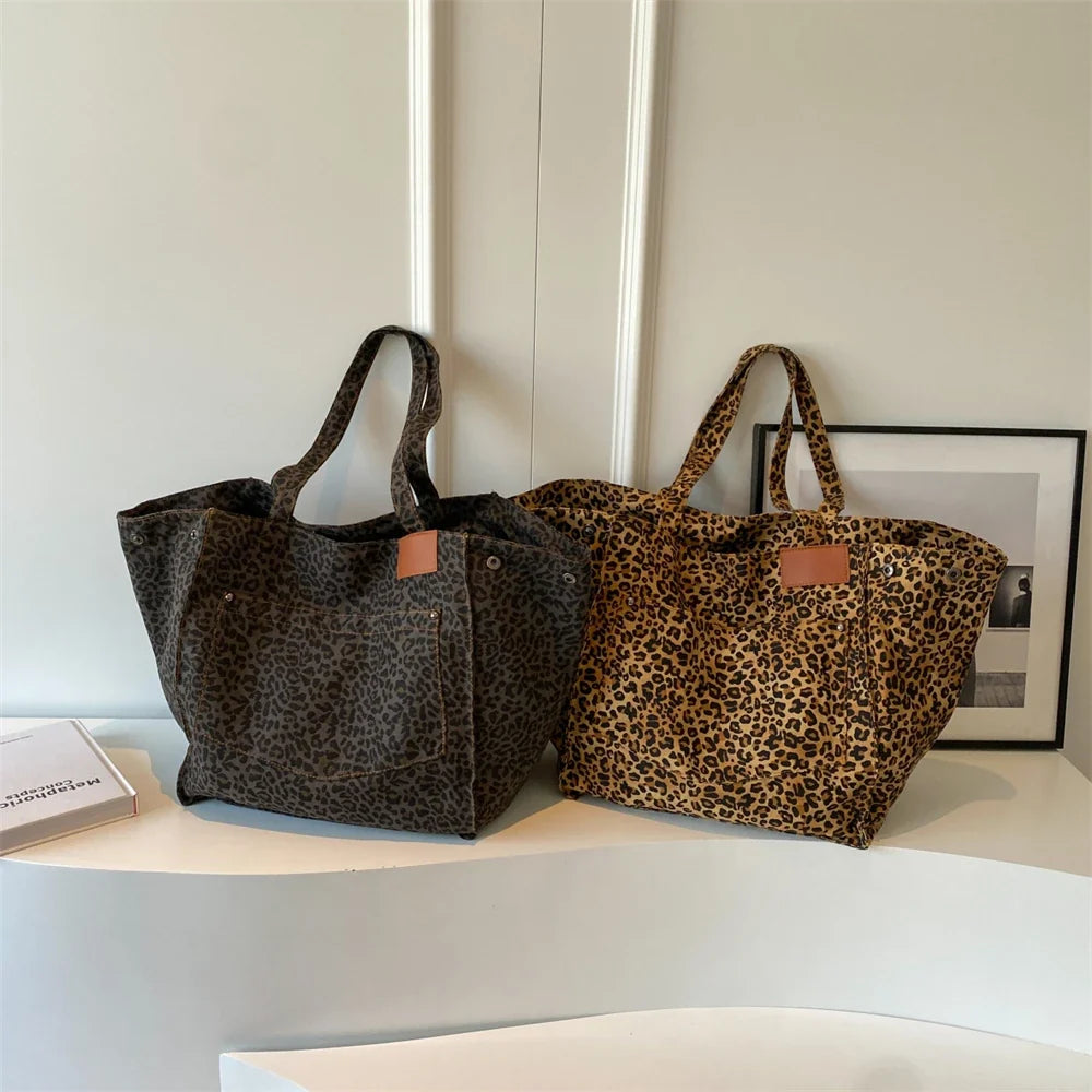 Sac de plage léopard élégant, cabas en toile mode pour compléter votre look d'été féminin.