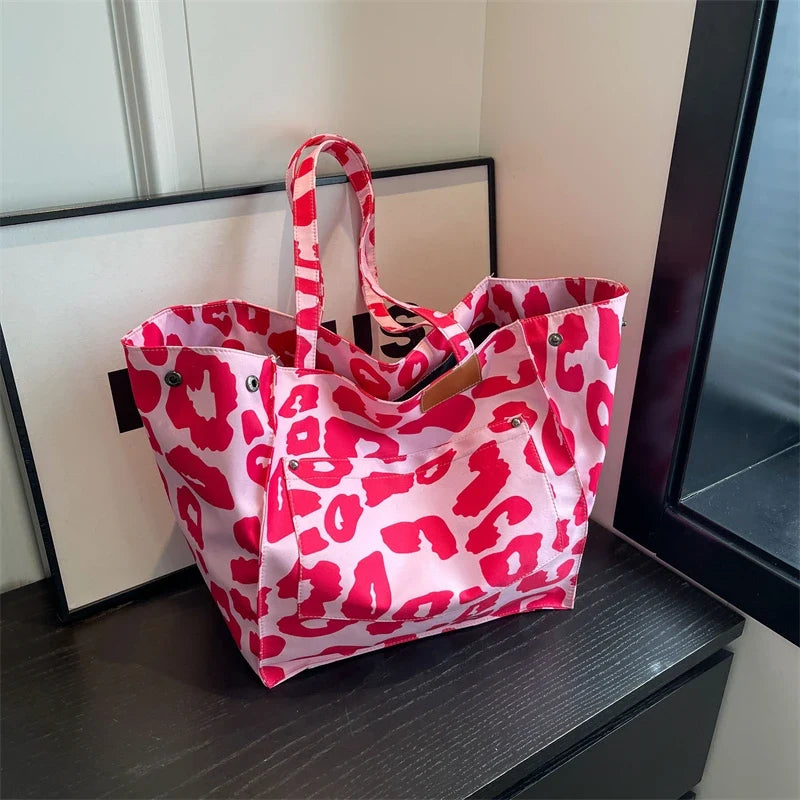 Sac de plage femme élégant motif léopard, accessoire mode indispensable pour l'été.