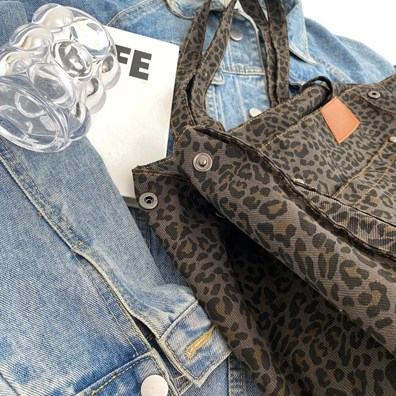 Sac de plage léopard chic pour femme, idéal pour un look estival tendance et spacieux.