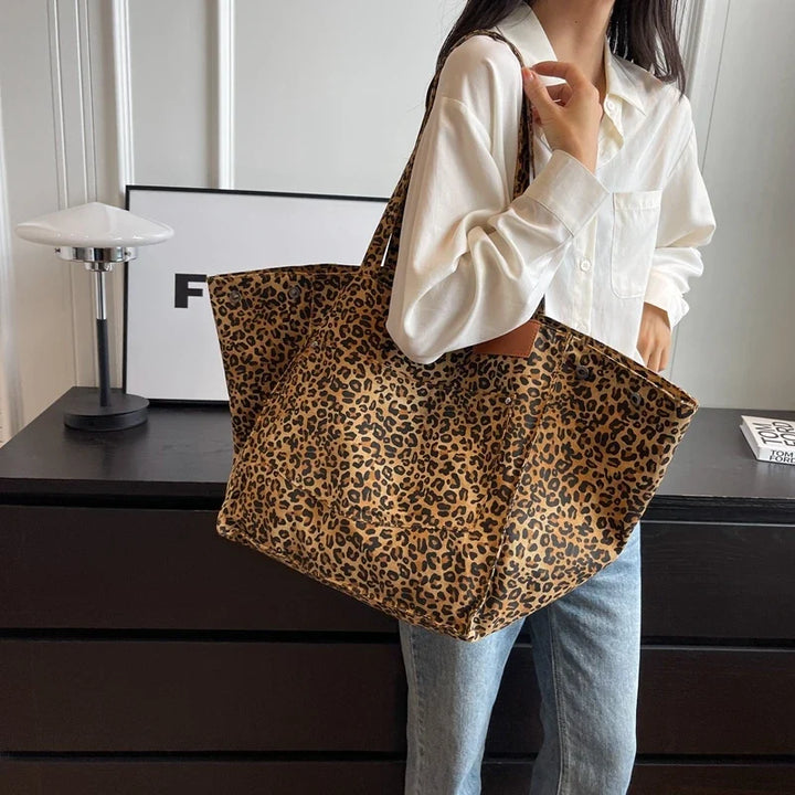 Sac de plage spacieux motif léopard pour femme, un accessoire estival pratique et élégant.