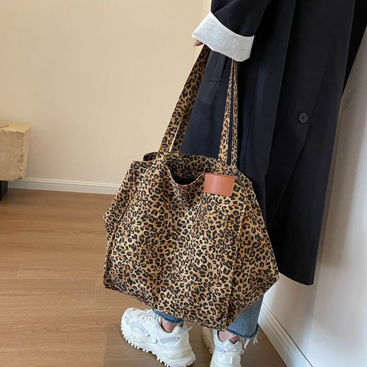 Sac cabas léopard tendance pour femme, grand et pratique pour la plage et les loisirs d'été.