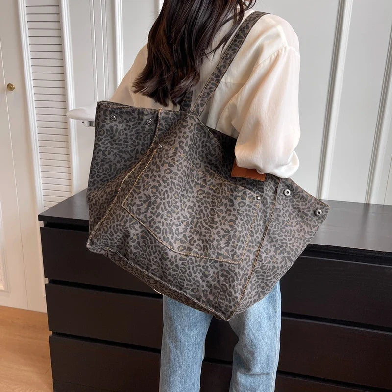 Élégant sac de plage léopard pour femme, grand cabas en toile parfait pour les vacances.