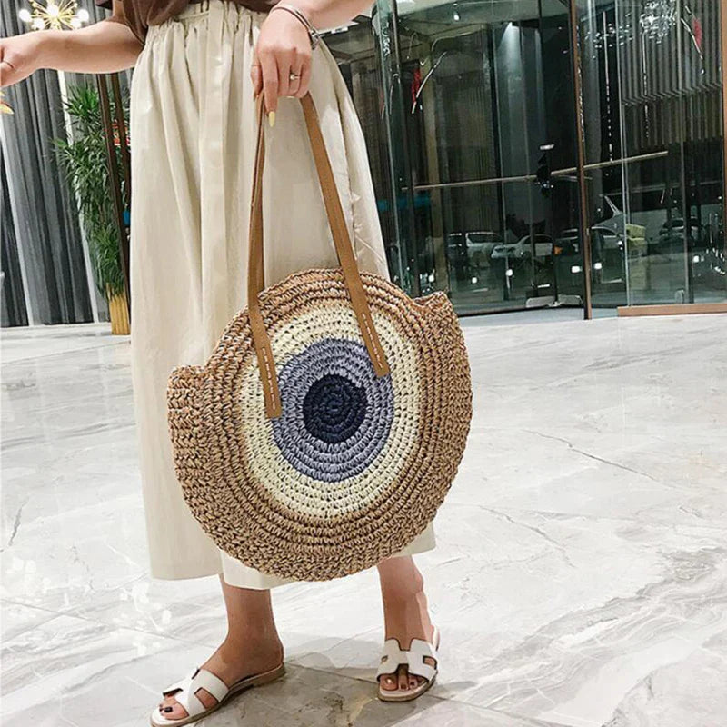 Sac de plage rond en paille tressée pour femme, style bohème chic, parfait pour l'été et les vacances.