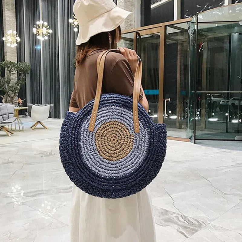 Sentez l'été avec ce sac rond en paille, un accessoire bohème chic pour vos vacances à la plage.