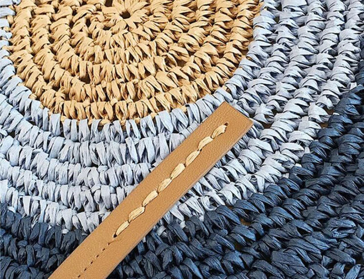 Sac de plage femme rond en paille, style bohème chic, parfait pour un été élégant et décontracté.