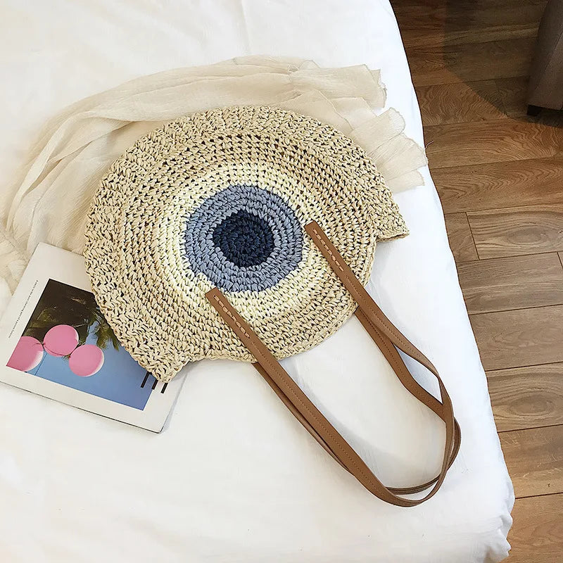 Sac à bandoulière bohème chic en paille pour femme, accessoire d'été tendance pour la plage et les vacances.