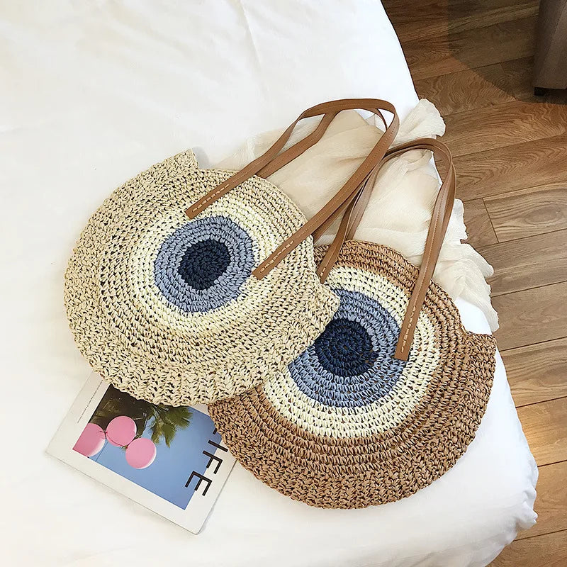 Accessoire femme: sac rond en paille tressée, design bohème chic pour un look d'été unique.