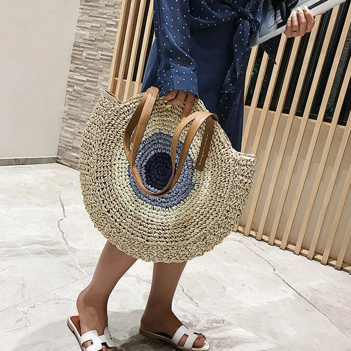Sac épaule femme en paille ronde, style bohème pour un look estival élégant et décontracté.