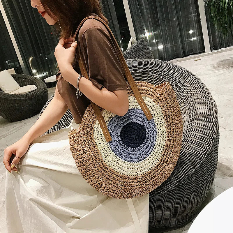 Design moderne: sac de plage rond en paille pour femme, un accessoire élégant pour l'été.