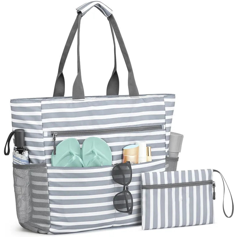 Grand sac de voyage étanche pour femme, accessoire de plage indispensable. Parfait pour l'été, la piscine et les vacances.