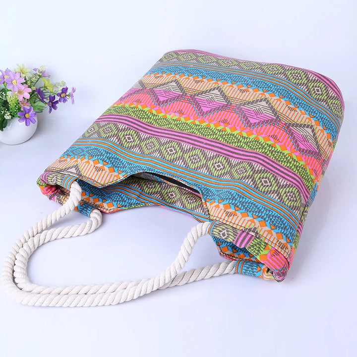 Vue détaillée d'un sac de plage aztèque pour femme, avec motifs géométriques colorés et grandes anses solides.