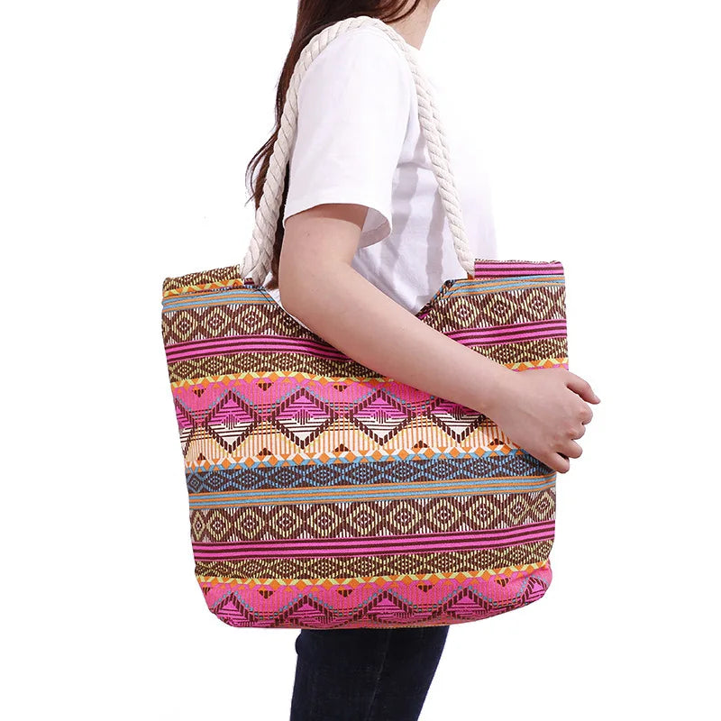 Sac de plage à motifs aztèques, en toile robuste, un accessoire tendance et pratique pour les adolescentes.