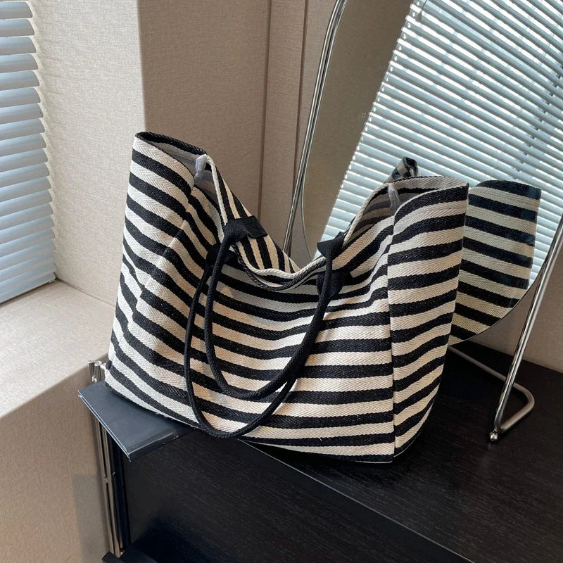 Sac de plage XL femme, design marinière noir, parfait pour les vacances d'été, spacieux et élégant.