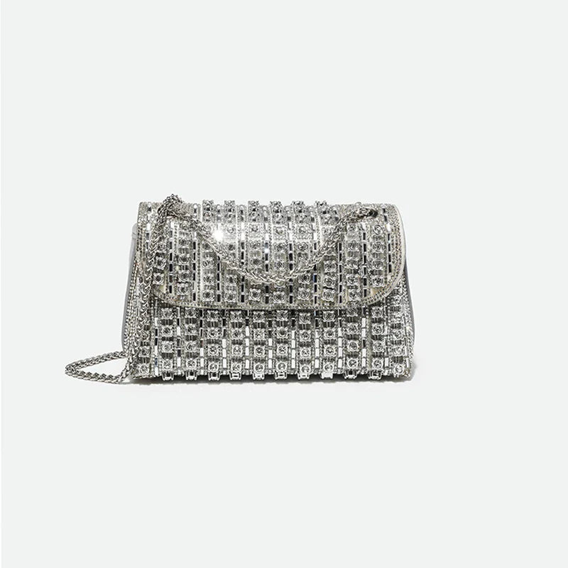 Sac de soirée femme scintillant, pochette élégante en strass argenté. Accessoire chic parfait pour mariage ou fête.
