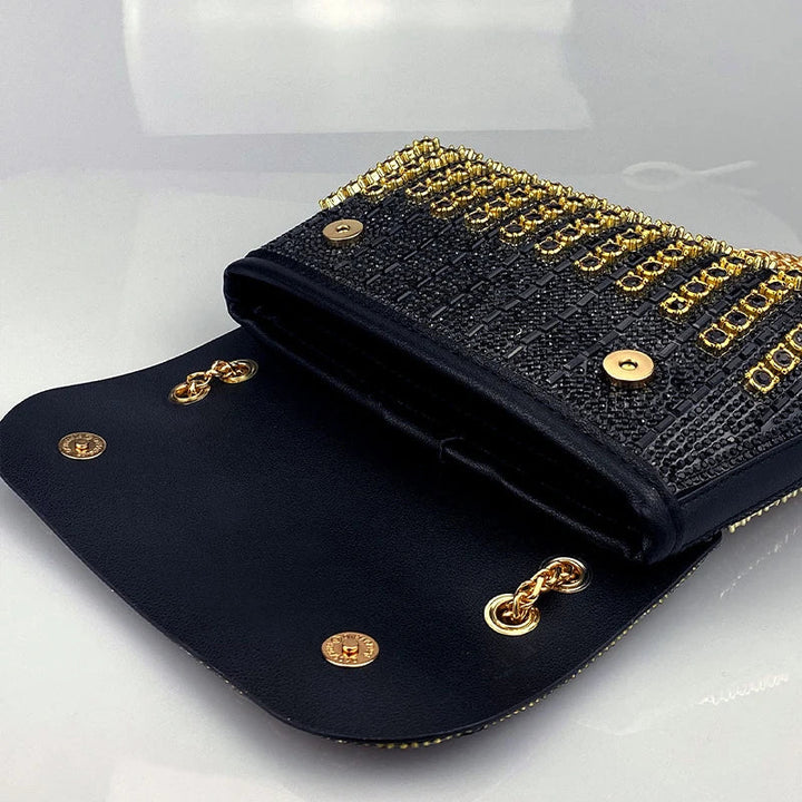 Sac de soirée femme brillant, pochette strass, accessoire chic pour sublimer une tenue élégante lors des occasions.