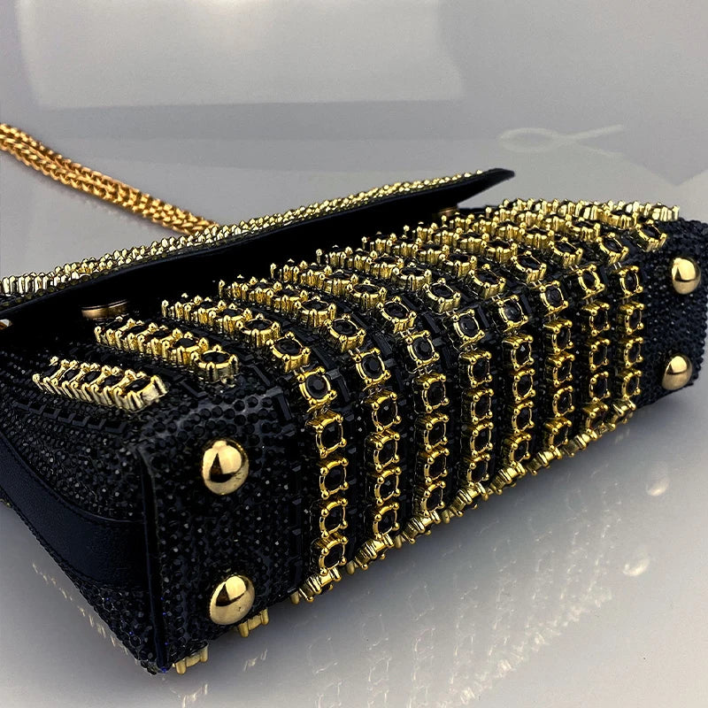 Forme raffinée du sac de soirée femme. Pochette strass élégante et scintillante, sac brillant, accessoire chic essentiel.