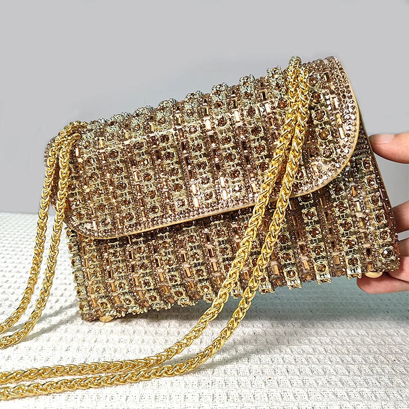 Sac de soirée femme, pochette strass brillante et polyvalente. Accessoire chic élégant pour mariage, fête ou cocktail.
