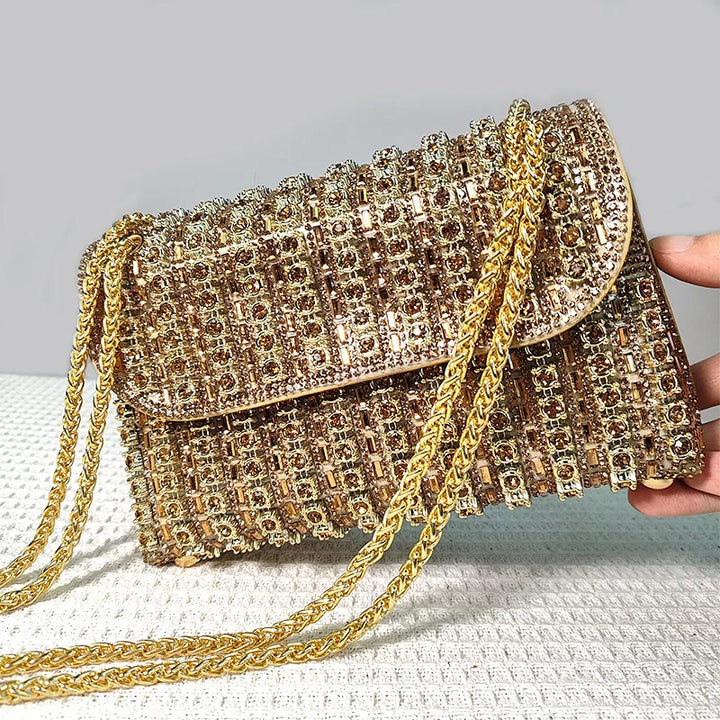 Sac de soirée femme, pochette strass brillante et polyvalente. Accessoire chic élégant pour mariage, fête ou cocktail.