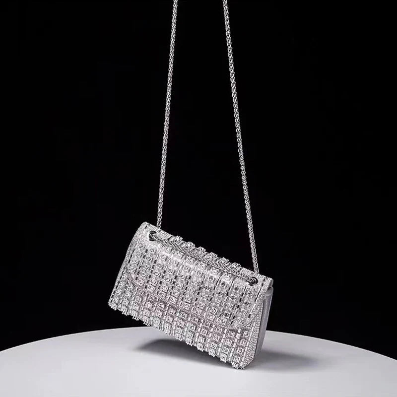 Sac de soirée femme avec bandoulière chaîne, pochette strass argenté élégante et brillante. Idéal pour cocktail.