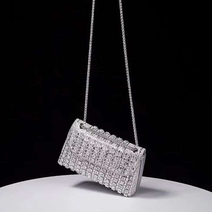 Sac de soirée femme avec bandoulière chaîne, pochette strass argenté élégante et brillante. Idéal pour cocktail.