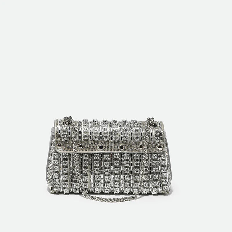Sac de soirée femme ouvert, intérieur soyeux, pochette élégante et scintillante. Sac strass, accessoire chic.
