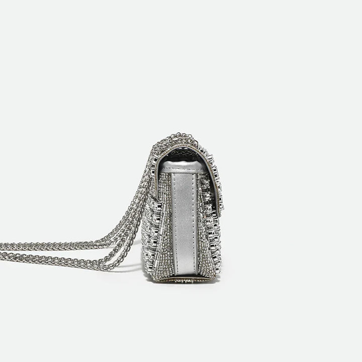 Sac de soirée femme porté main, pochette strass élégante et brillante. Accessoire chic pour un look glamour.