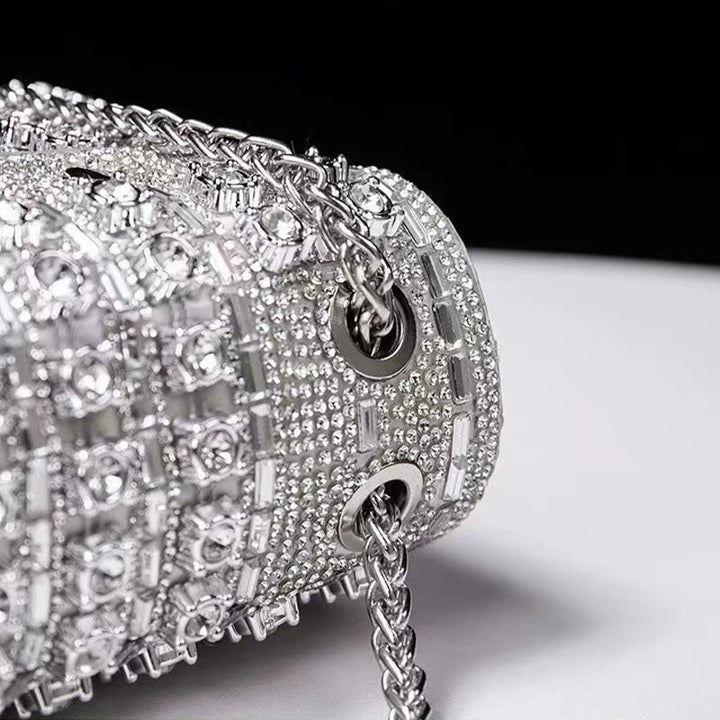 Sac de soirée femme posé, pochette élégante scintillante en strass argenté. Sac brillant, accessoire chic d'exception.