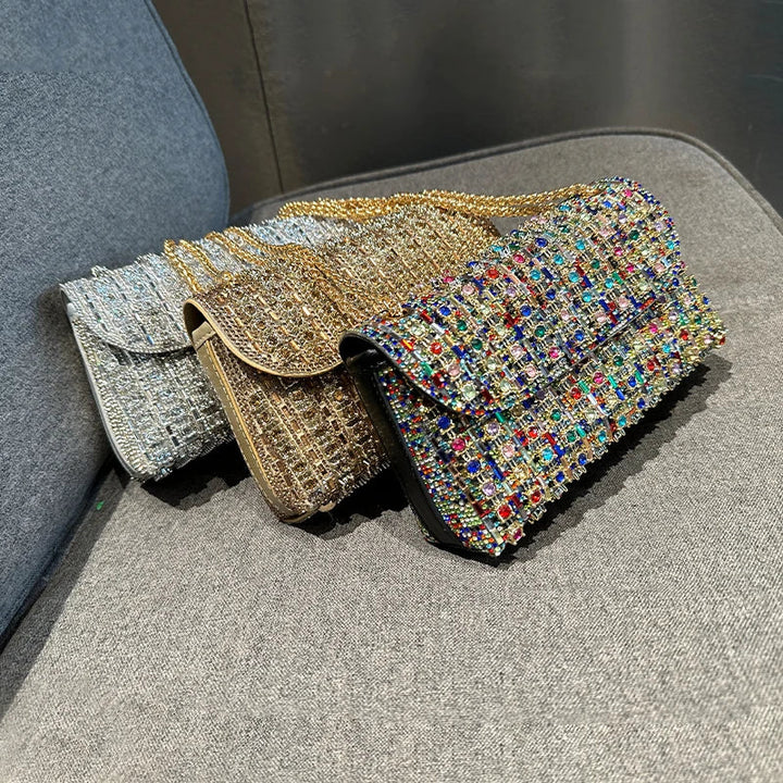 Luminosité éclatante du sac de soirée femme. Pochette élégante en strass, accessoire chic et glamour, très brillant.