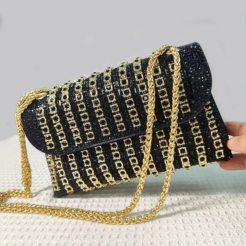 Dos du sac de soirée femme, pochette strass élégante et scintillante. Sac brillant, accessoire chic intemporel.