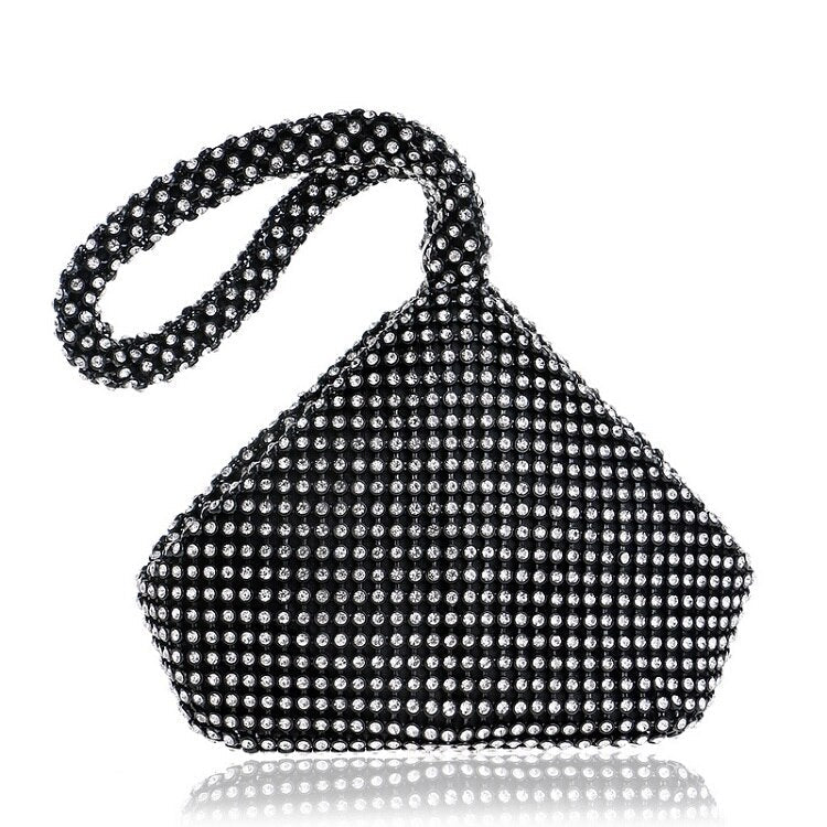 Pochette de soirée noire pour femme, un accessoire élégant avec des paillettes pour une soirée glamour.