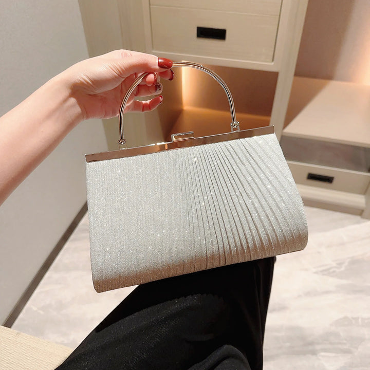 Sac à main pailleté glamour, pochette de soirée scintillante, accessoire de mode indispensable pour femme élégante.