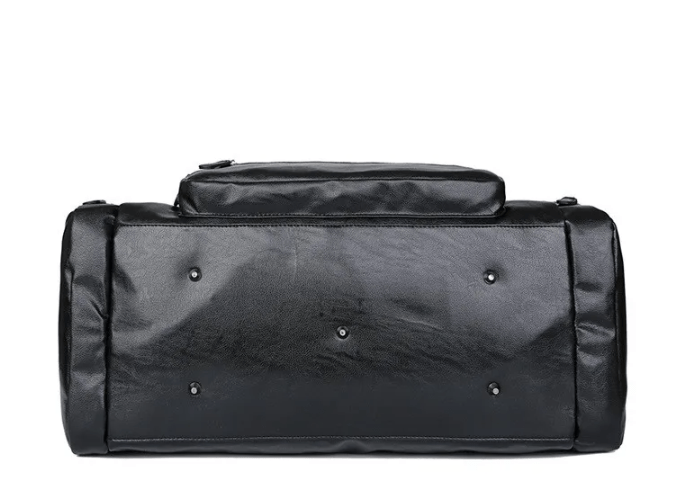 Gros plan d'un sac de sport homme en cuir vegan noir, texture du matériau visible.