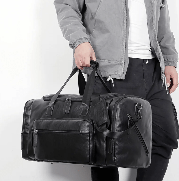Sac de sport polyvalent en cuir vegan marron, design moderne pour un look décontracté.