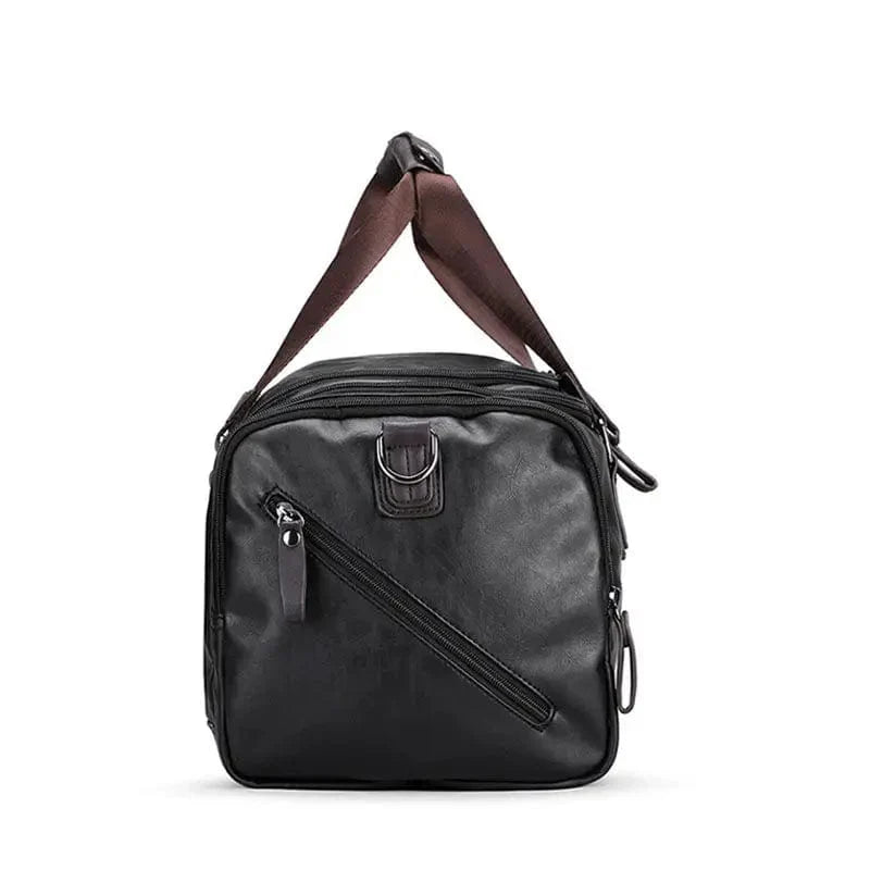 Sac de sport noir en cuir vegan pour homme, parfait pour les athlètes soucieux de style.