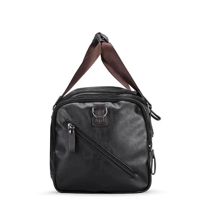 Sac de sport noir en cuir vegan pour homme, parfait pour les athlètes soucieux de style.