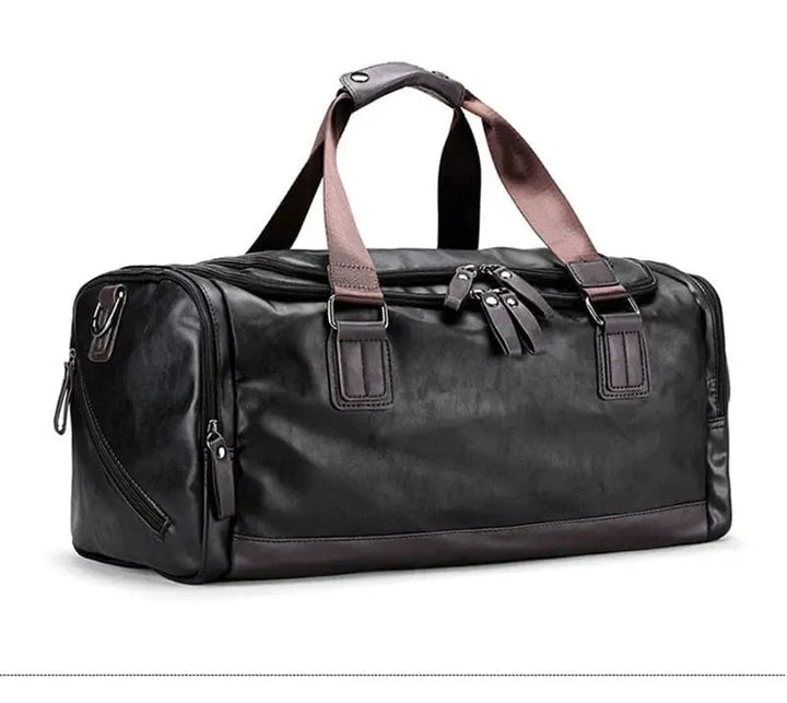Vue latérale d'un sac de sport en cuir vegan marron, montrant sa capacité et sa forme.