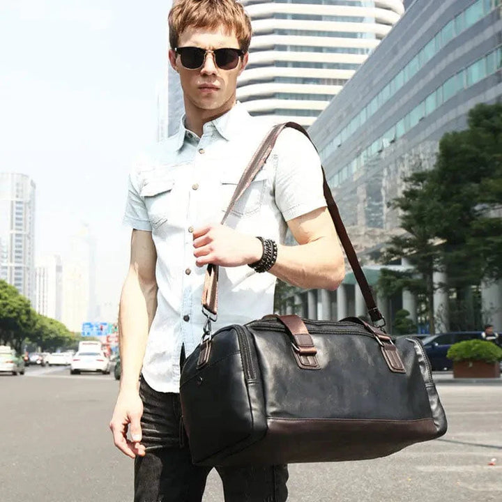 Sac de sport durable en cuir vegan marron, idéal pour un weekend ou une séance de sport.