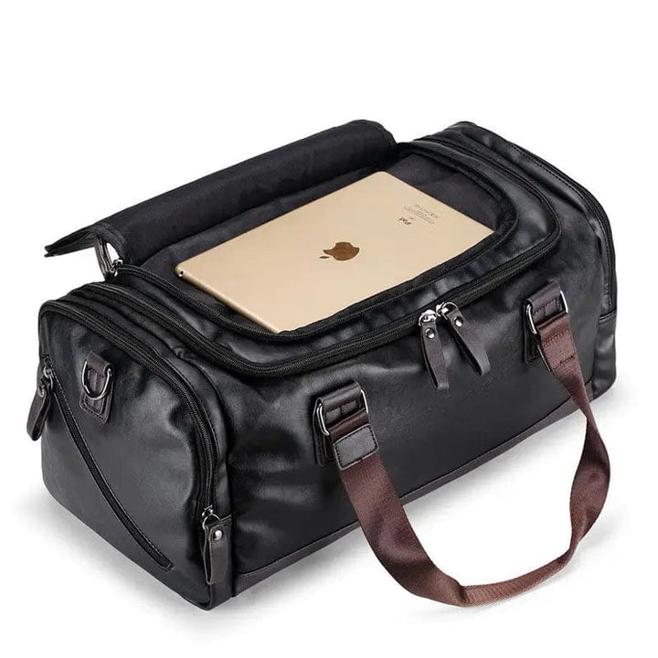 Sac de voyage homme en cuir vegan noir, spacieux et chic pour toutes les activités.