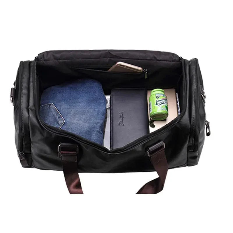 Modèle de sac de sport homme en cuir vegan marron, grand compartiment principal.