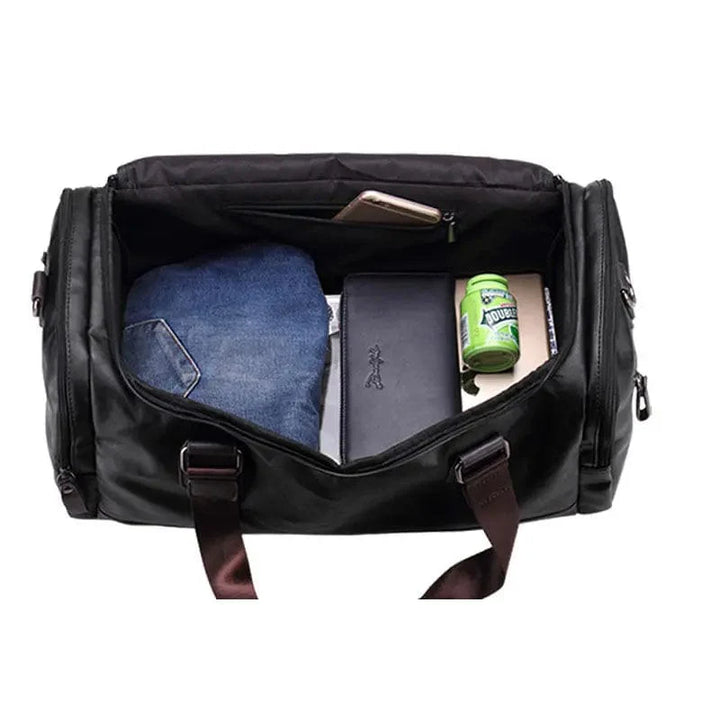 Modèle de sac de sport homme en cuir vegan marron, grand compartiment principal.