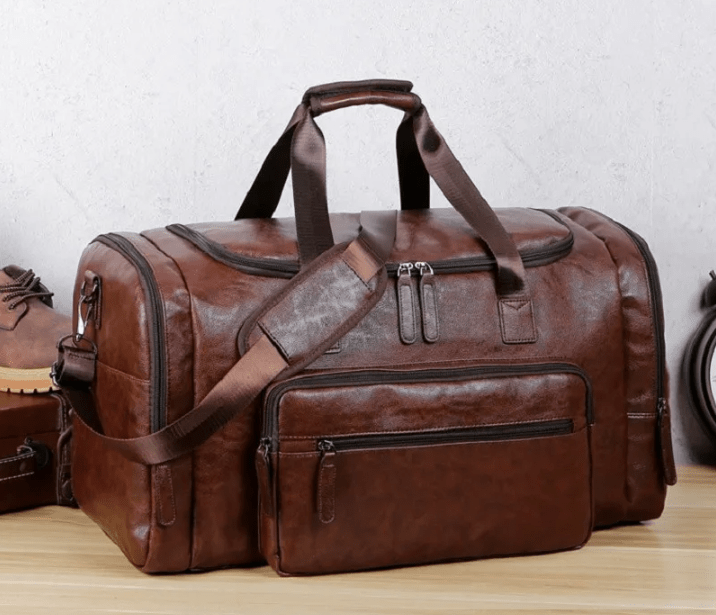 Sac de sport durable en cuir vegan noir, résistant à l'eau pour protéger vos affaires.