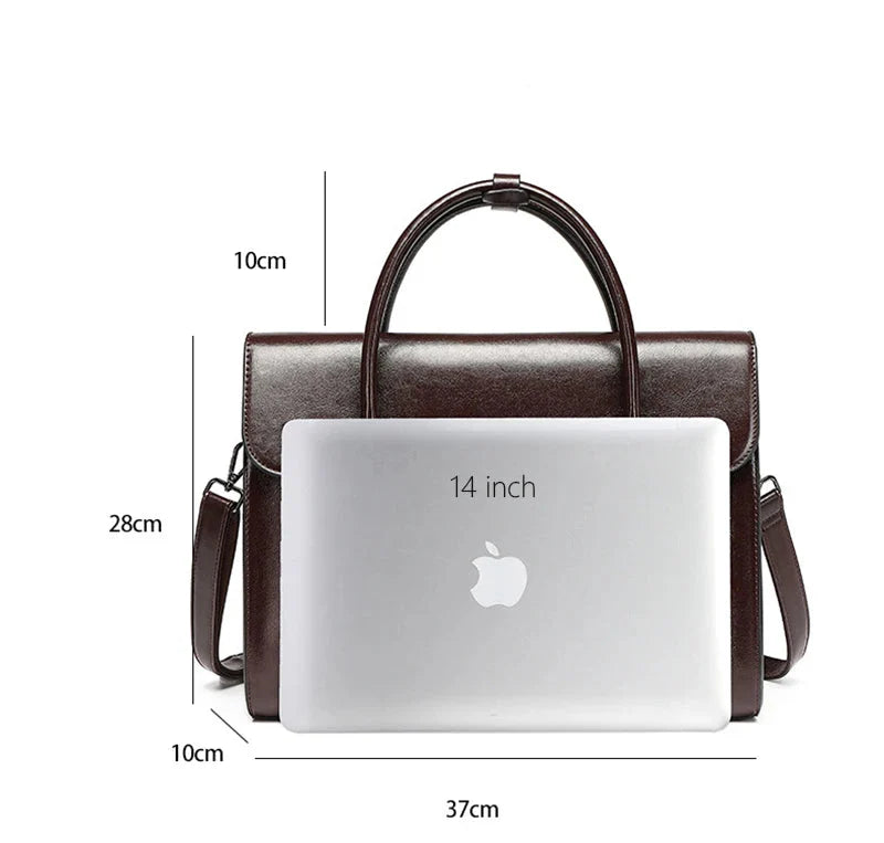 Détail de la texture du cuir véritable sur le sac Antonella, accentuant sa qualité et durabilité, sac femme.