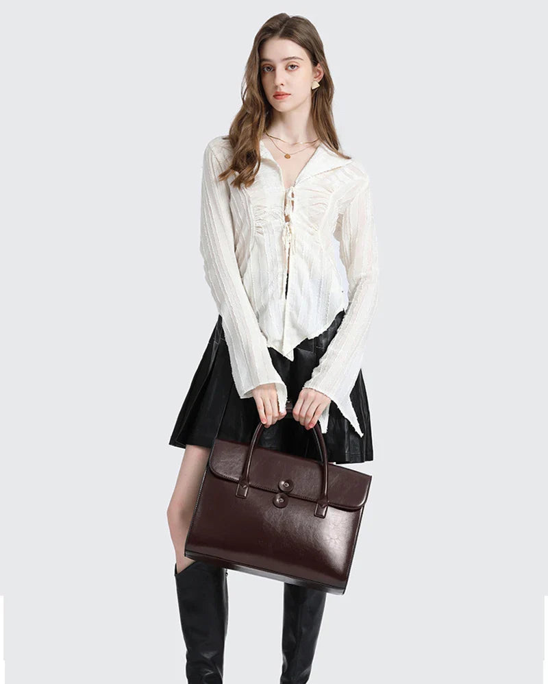 Vue arrière du sac Antonella en cuir, avec une poche zippée pratique, sac femme, accessoire élégant.